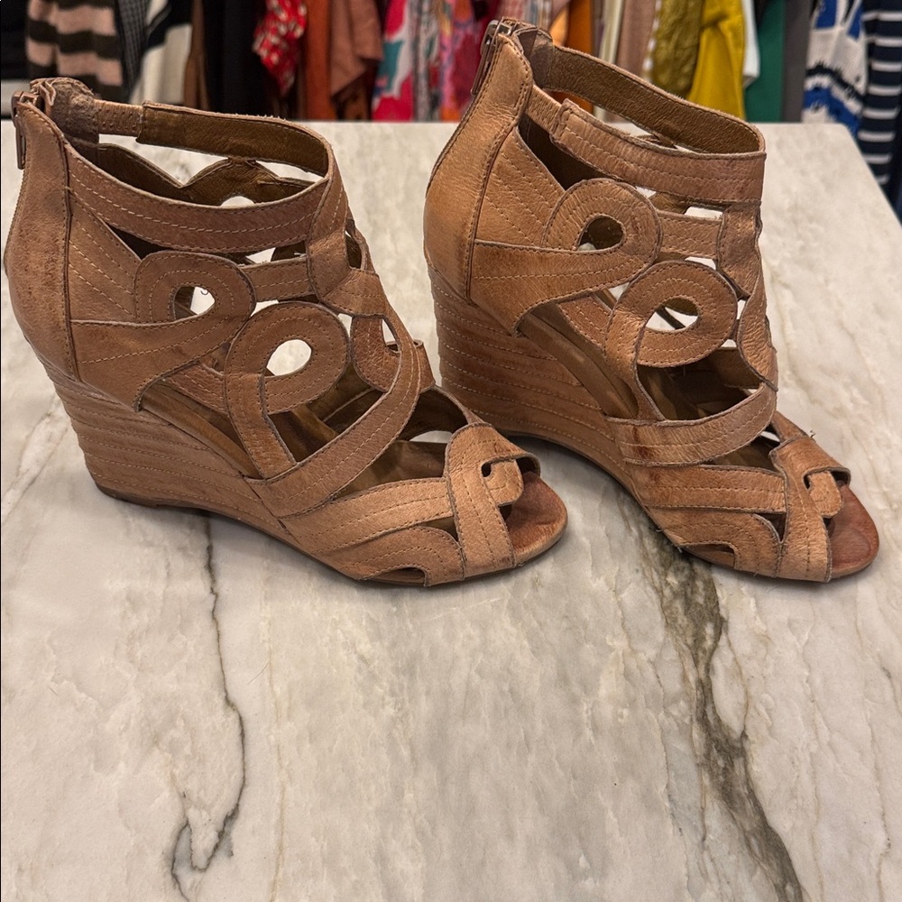 Miz Mooz Size 7 Tan Wedge Sandals